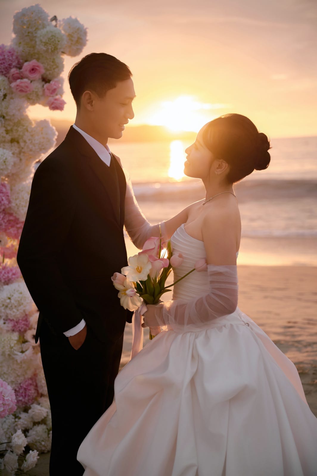 Ánh mắt say đắm bên bờ biển